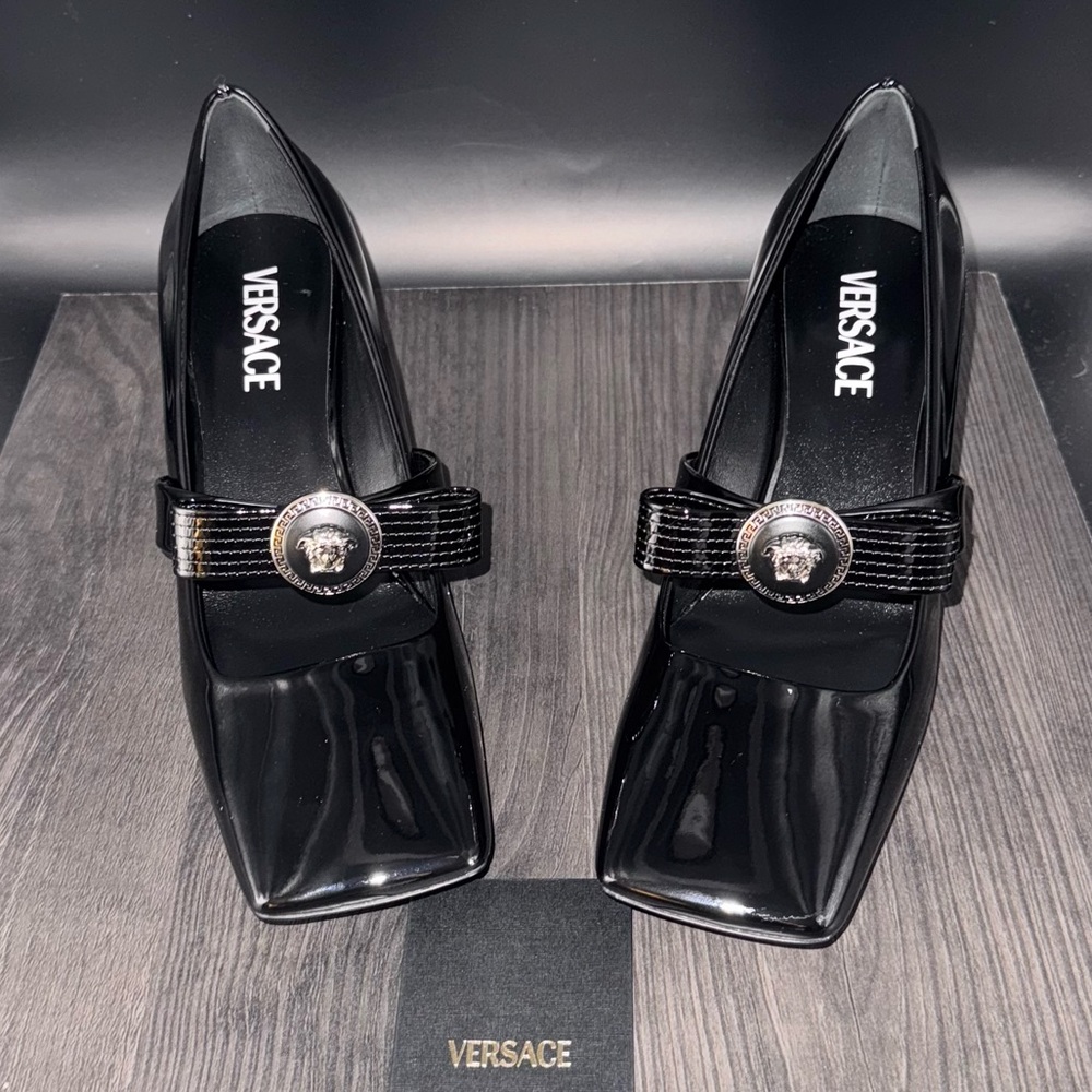VERSACE 
Patent Leather Medusa Bow Mary
Jane Pump 38.5EU / 8.5US - Picture 3 of 15